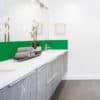 crédence de couleur verte, rénovation rapide salle de bains