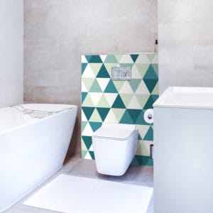panneau mural salle de bains triangles scandinaves bleus