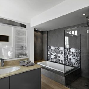 crédence baignoire carreaux noir et blanc