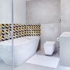crédence aluminium composite, rénovation mur salle de bains sans joint, décor motifs chevrons, noir et jaune