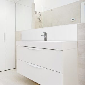 panneau mural salle de bains blanc