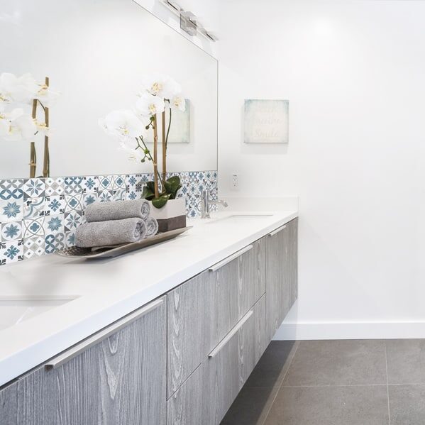 panneau-mural-salle-de-bains-carreaux-de-ciment.jpg panneau mural salle de bains carreaux de ciment