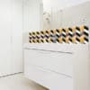 Rénovation salle de bains, panneau sur mesure aluminium composite, effet marbre, chevron jaune et noir