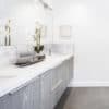 aspect matière, crédence salle de bains sur mesure, modèle marbre blanc
