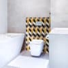 Panneau mural chevron effet marbre noir et jaune pour salle de bains