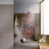 rénover sa douche rapidement, panneaux muraux aspect matière, briques rouges