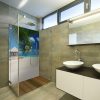 Habillage mur salle de bains, crédence étanche et décorative, ambiance voyage, blue lagon