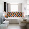 Habillage mur salle de bains, crédence étanche et décorative, ambiance urban chic, carreaux pop art