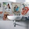crédence poster wall salle de bains, composition graphique, mur affiches de films déchirées,