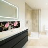 crédence motifs roses, décoration mural salle de bains aluminium composite, ambiance urban chic