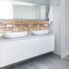 Crédence salle de bains ambiance wood, facile à coller, sans travaux.