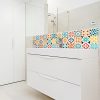 Rénovation salle de bains, crédence vasque carreaux colorés, aspect matière, facile à poser, pano deco