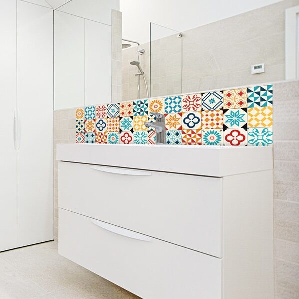 panneau-mural-salle-de-bains-carreaux-colorés.jpg panneau mural salle de bains carreaux colorés