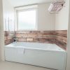 revêtement mur salle de bains, décor wood, panneaux sur-mesure, pano-deco