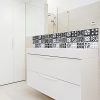 Crédence effet carrelage noir et blanc, décoration et rénovation salle de bains, pano deco