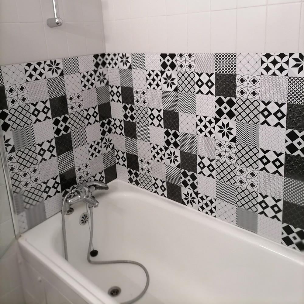imitation carreaux de ciment noir et blanc, motifs géométriques, crédences salle de bains, rénovation facile